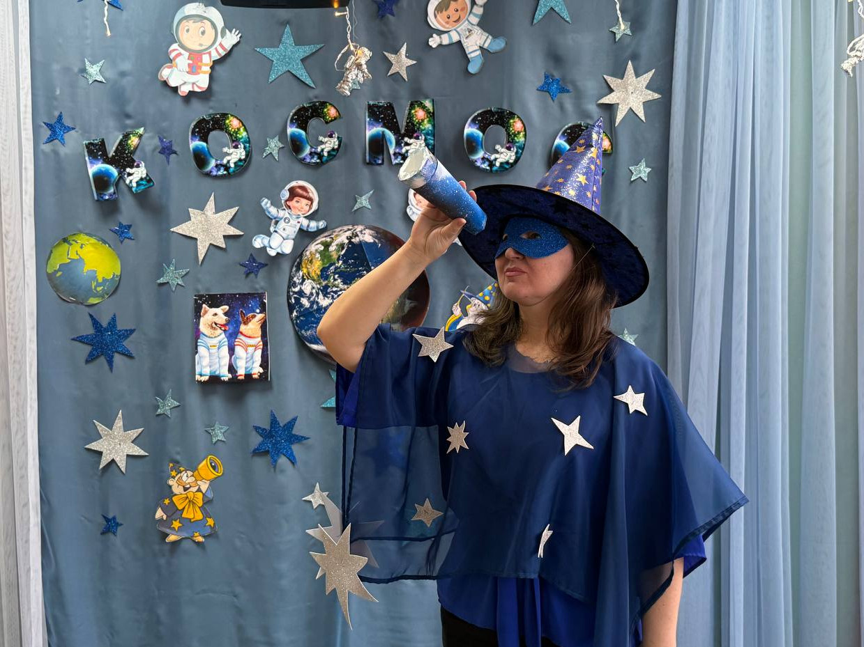 Сегодня в средней группе нашего Реабилитационного центра прошёл тематический день, посвящённый Дню космонавтики.